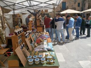 Fira de les herbes a peratallada foto 4